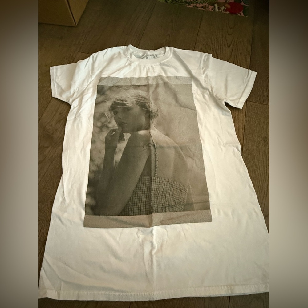 Taylor Swift White Folklore Graphic Tee Size M